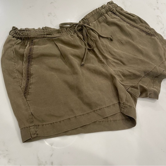 Cloth & Stone Women's Olive Cargo Shorts - Picture 2 of 14